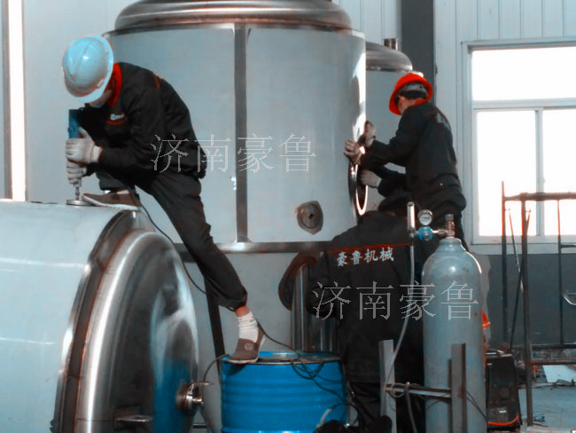 工人正在加工啤酒设备 工人正在加工啤酒设备